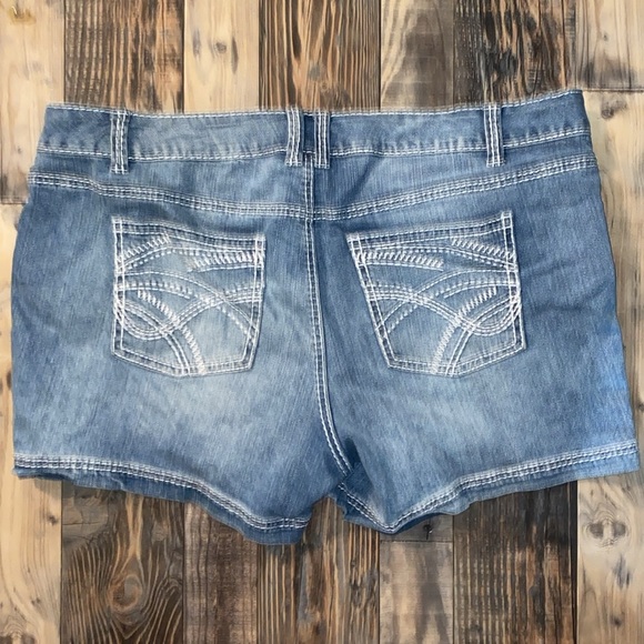 Maurice’s denim shorts size 22 - Picture 3 of 3
